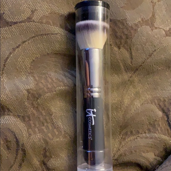 Other - 📣Brand new It Cosmetics Heavenly Luxe No 6 brush